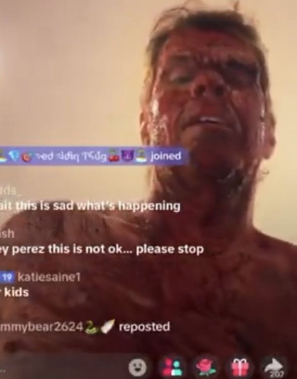 AddPalm's tweet photo. tw: self-halm, blood

เมื่อไม่กี่ชม. นี้ Perez Hilton คนเขียนข่าวซุบซิบคนดังของอเมริกาได้สร้างความช็อคให้กับชาว tiktok หลังเจ้าตัวออกมาไลฟ์สดในสภาพล่อนจ้อนเปลือยกายจนเห็นอวัยวะเพศ ก่อนจะเอามีดไล่ปาดไล่กรีดร่างกายตัวเองจนเลือดอาบท่วมตัว จนบัญชีโดนแบน ตอนนี้ไม่รู้เจ้าตัวเป็นไงบ้าง https://t.co/EZKfjYxeVN