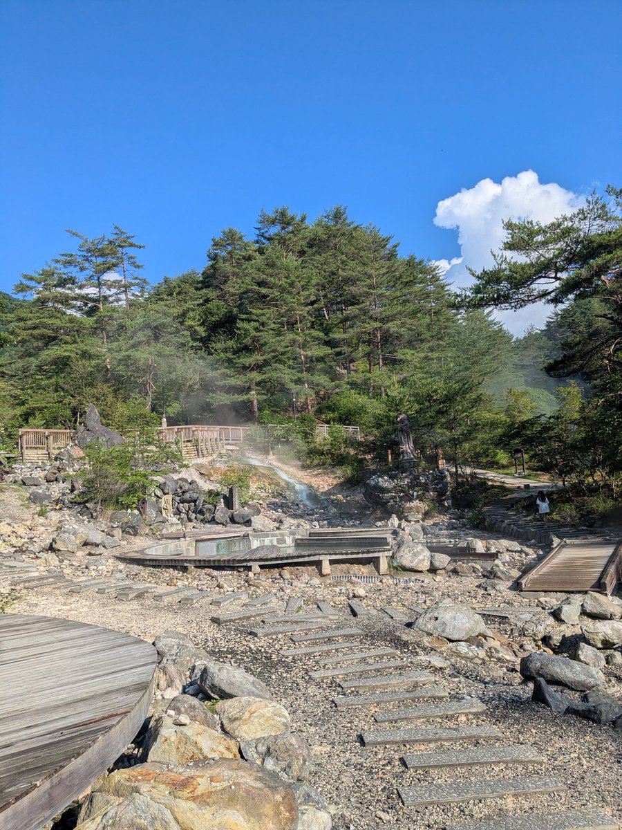 tanukibus's tweet photo. 夏の草津です

この日は日射しが強く日中は33℃を指していました

西の河原ではトンボたちが湯けむりを楽しんでいました https://t.co/y9IL9C5vCY
