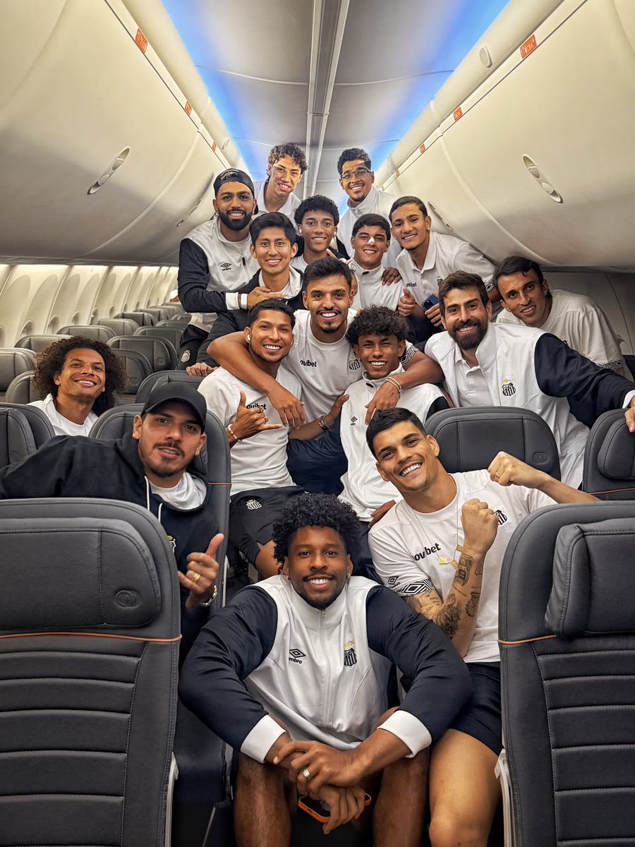 SantosFC's tweet photo. Voltando do Pará com a classificação bem guardada na bagagem! 😎💼 https://t.co/8db86GcLnW