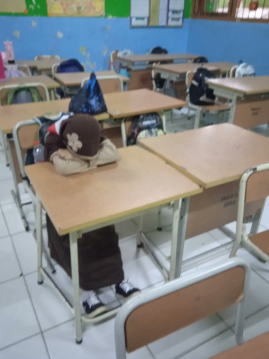 Halamansobek12's tweet photo. Mewek pagi2 .. Nganter sekolah ada 1siswi yg nunduk lemes . Trs nanya , kamu knp . Katanya belum makan dari semalem . Nanya ibu nya kemna . Ibu nya sakit dan selama ini yg ngurus ayah nya. Ayah nya ngojek sekalian nganter dia sekolah . Ayahnya lagi nyari uang buat dia bekal . tapi aku salut , dia ini rapi dan bersih . Aku kasih biskuit dan uang karna bel udah bunyi masuk kelas . Aku liat baju Pramuka nya kantongnya sobek 😭. Baju seragam semua di kasih tetangganya bekas pakai katanya .

MBG Dateng jam 10 jam istirahat . Kasian anak kecil itu harus nunggu MBG . Blm makan dari semalem . Ya Allah anggkat derajat orang tua nya . Aamin 🤲

cc syafajanisa.24