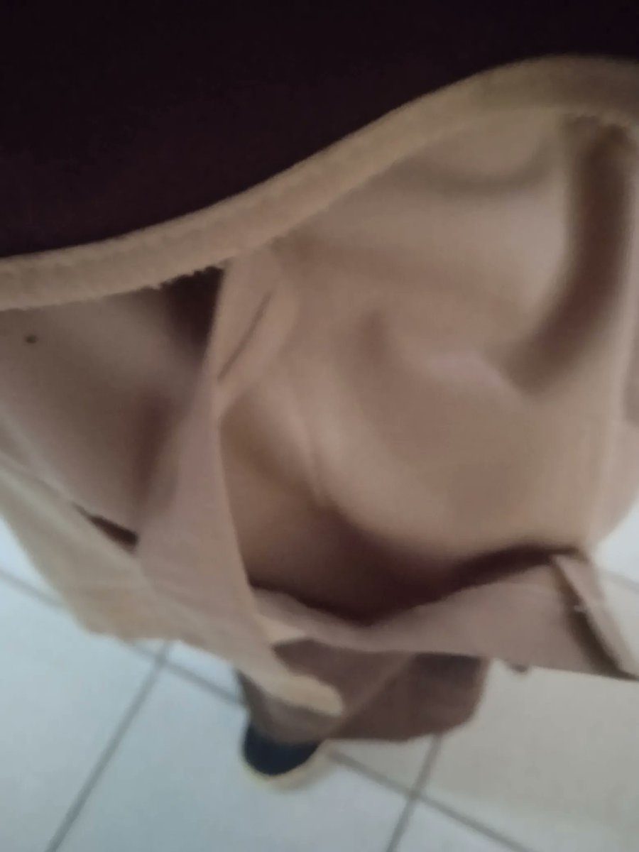 Halamansobek12's tweet photo. Mewek pagi2 .. Nganter sekolah ada 1siswi yg nunduk lemes . Trs nanya , kamu knp . Katanya belum makan dari semalem . Nanya ibu nya kemna . Ibu nya sakit dan selama ini yg ngurus ayah nya. Ayah nya ngojek sekalian nganter dia sekolah . Ayahnya lagi nyari uang buat dia bekal . tapi aku salut , dia ini rapi dan bersih . Aku kasih biskuit dan uang karna bel udah bunyi masuk kelas . Aku liat baju Pramuka nya kantongnya sobek 😭. Baju seragam semua di kasih tetangganya bekas pakai katanya .

MBG Dateng jam 10 jam istirahat . Kasian anak kecil itu harus nunggu MBG . Blm makan dari semalem . Ya Allah anggkat derajat orang tua nya . Aamin 🤲

cc syafajanisa.24