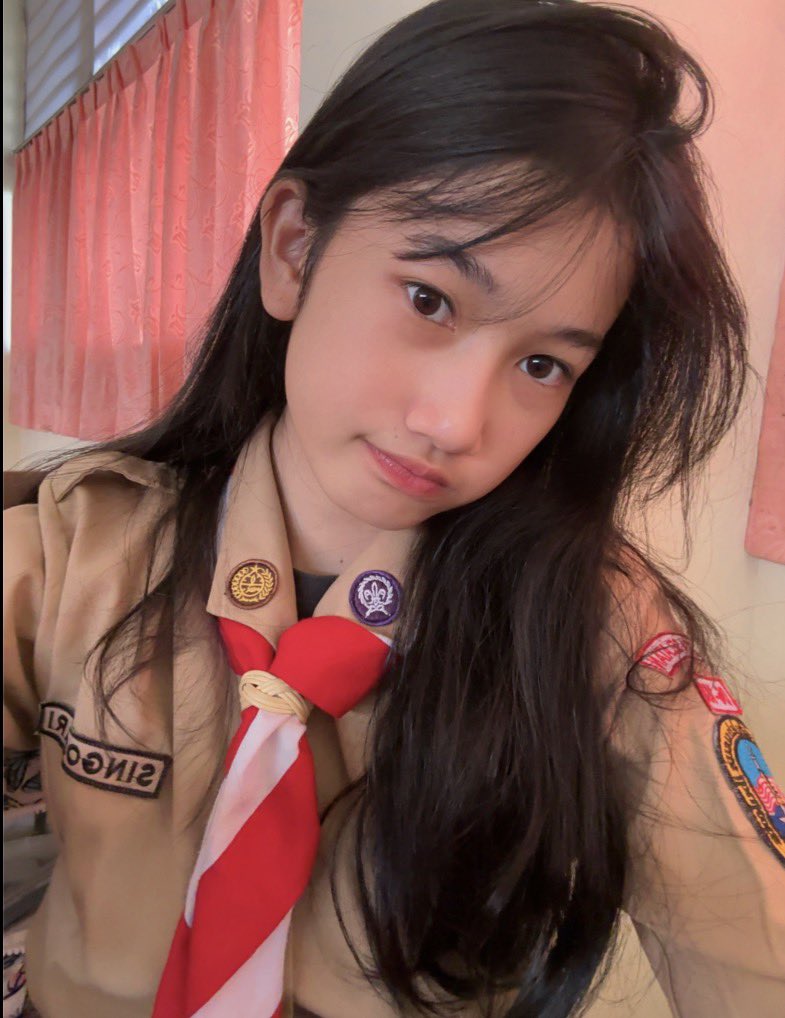 Maira_JKT48's tweet photo. Omg i love seragam harii rabuu 😝😝🫰🏻 #MaiRabu https://t.co/lmEigtnuW9