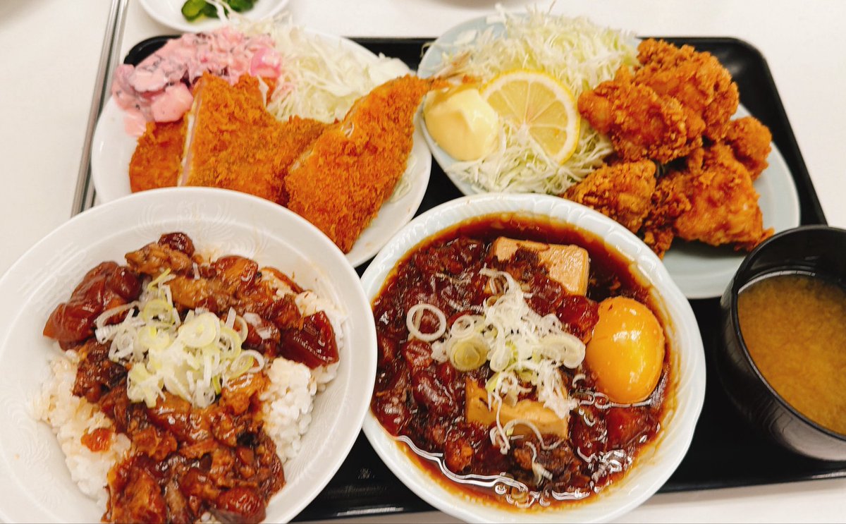 watchman0211's tweet photo. 昼めし

鶏唐揚げ定食
＋鶏唐揚げ2個 追加
＋すじマヨ丼に変更
＋和牛肉豆腐
＋ハムカツ1枚
＋アジフライ1枚 https://t.co/ere56zBo4p