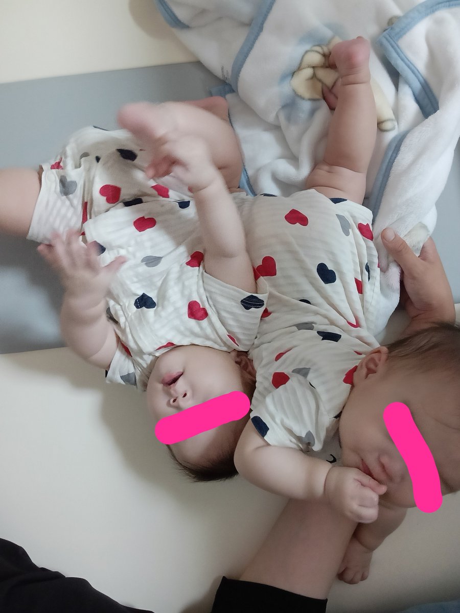 miemas666's tweet photo. 妻と息子は歯医者へ行ったので

双子に離乳食あげたあと遊んでたら
2人とも寝ちゃった

今動いたら起きちゃうかな
喉乾いた😖 https://t.co/DA7wVEeOXU