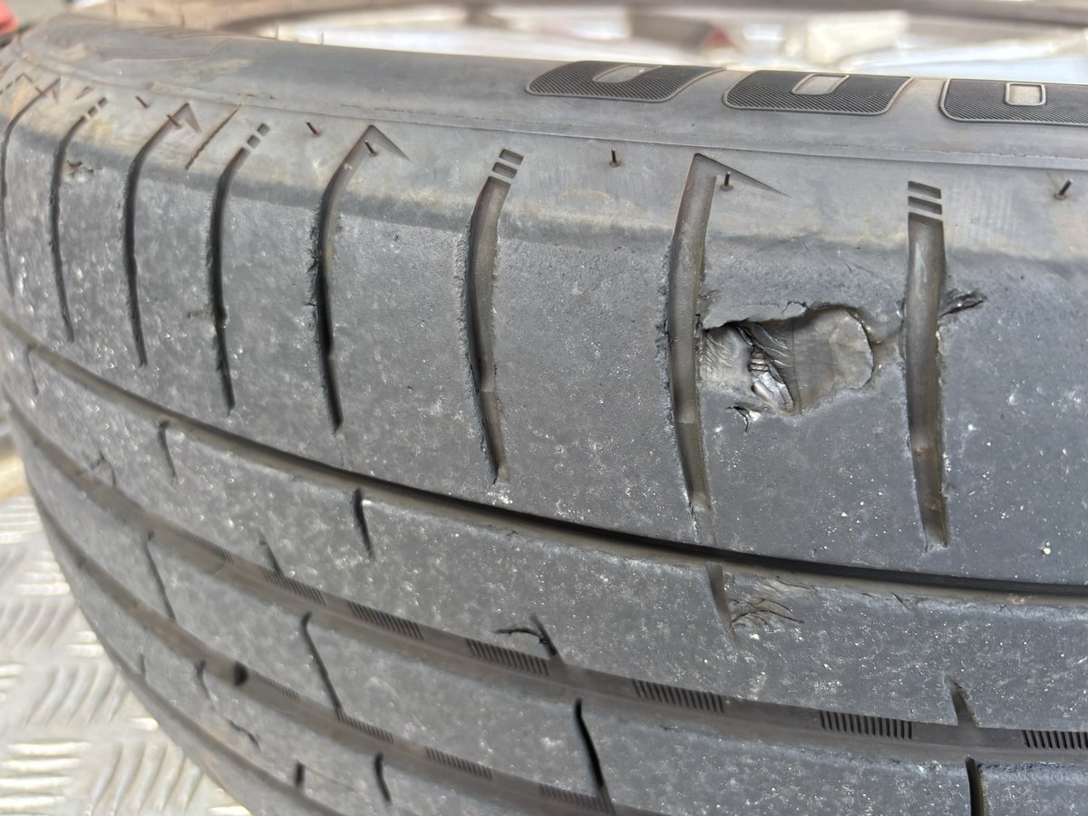 FREK_tire's tweet photo. 去年、持ち込みで交換したX3のオーナーさんからの再依頼。
ブロックが飛んでいるオータニタイヤの交換です。
左Fのみの交換でしたが、他の状況も気になったので確認してみると、左Fほどでは無いですが右Fにも同じ症状が出ていました。
特に引っ掛けたり乗り上げた記憶も無いとの事ですが、2本同じ様な症状が出ているとなると、言葉に信憑性が出てきます。
Fのみサイドブロックが飛んでいるので、このタイヤは荷重が乗ってたわみが出た時の捻れ捩れにかなり弱いのかもしれません。
一応同じタイヤを持ち込まれているので、同じ症状が出るか要観察です。