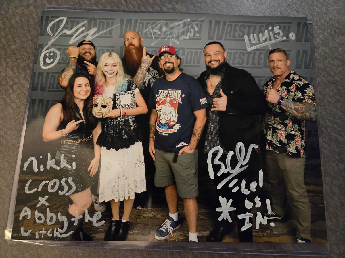 TessaBonez's tweet photo. Im finishing it off with this moment when I was able to get all 5 members of the wyatt sicks to sign the picture 🖤

Thank you, all 5 of you, for being so kind and amazing! Truly memories I'll never forget 🖤

Also, im glad you all seemed to like the braclets 💕😂 https://t.co/Pp07gviJzr