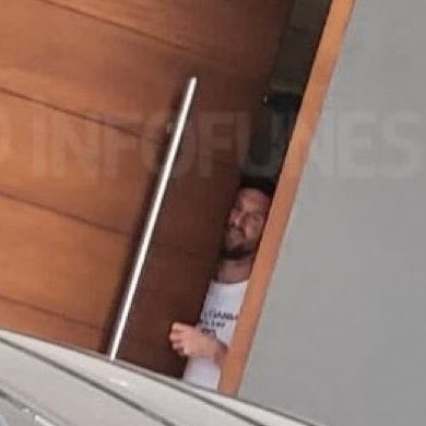 bpthaber's tweet photo. Lionel Messi, paparazilere yakalanmamak için dışarıyı kontrol ederken paparazilere yakalandı. https://t.co/T8btrPa1k3