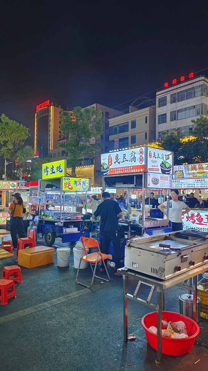 sOHnIGy59OClidX's tweet photo. 刚巧撞见巷口的炸串小推车，热乎的脆骨串咬开带汁，香到跺脚！ https://t.co/9hVLqw23Tj