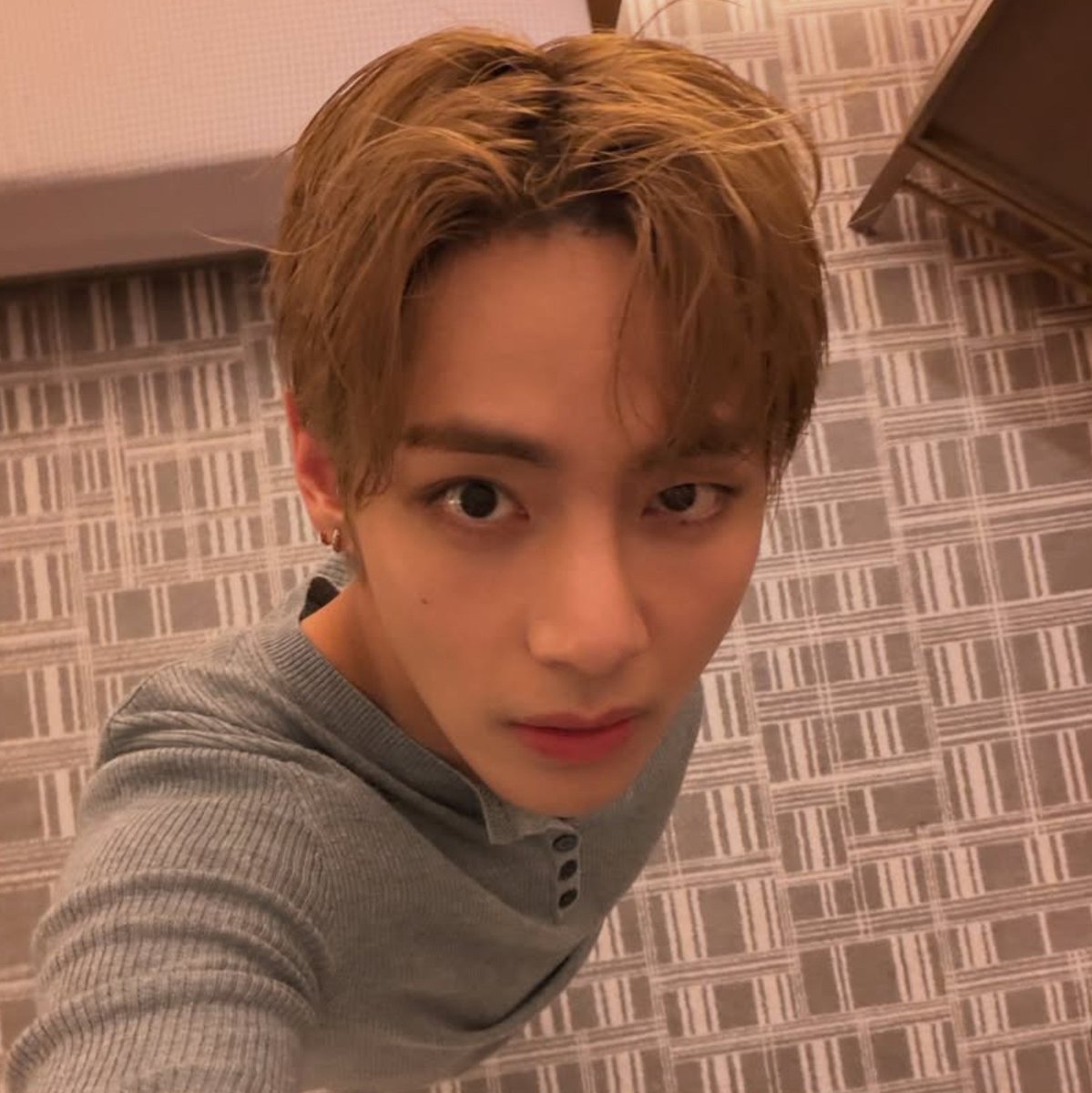 7withluv__'s tweet photo. that asymmetrical eyes of yours taehyung.. https://t.co/JUqnmbeNVu