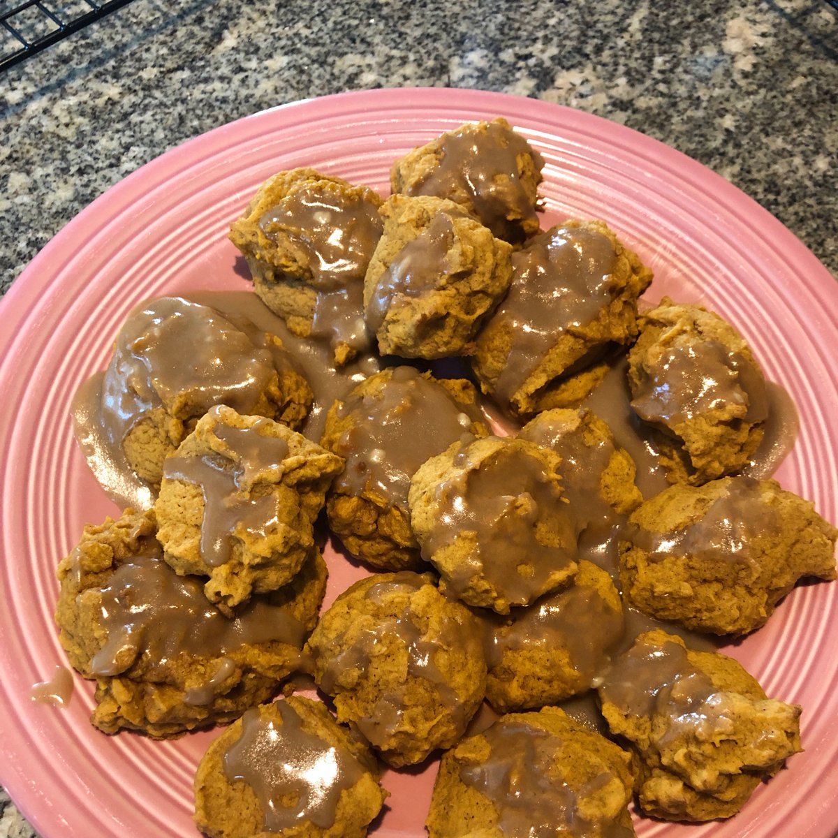 girovers's tweet photo. Just had the coziest weekend baking session with my new vanilla bean muffin recipe! Warm, fragrant, and a little crumbly—Sunday mornings don’t get better than this https://t.co/cFFDP7627N