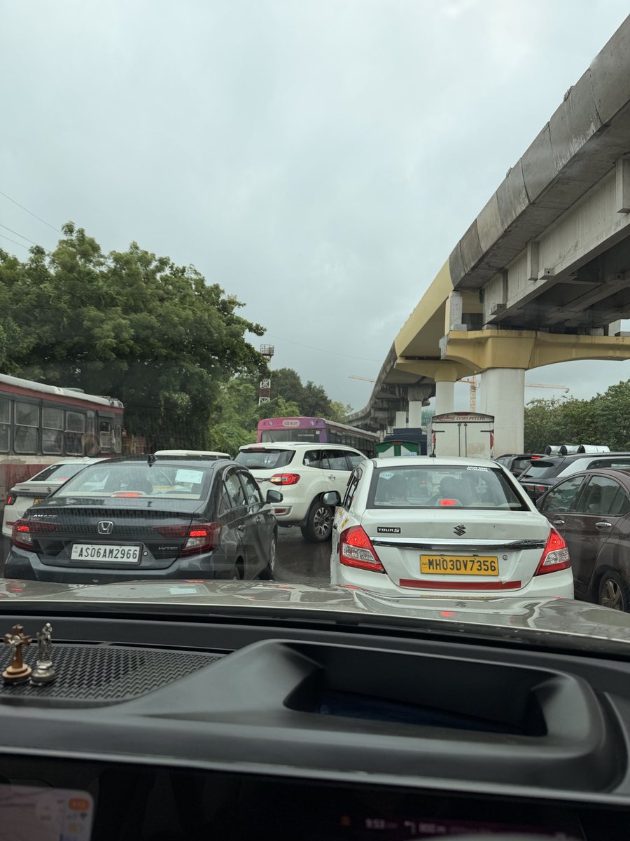 Kim_Fernandezz's tweet photo. Every morning this stretch (before Everard nagar) is gridlocked for 20–40 mins. There’s no traffic management, and drivers are forced into chaos. 3 lanes on the wrong side merging into 1. Please deploy traffic personnel during peak hours. @MTPHereToHelp https://t.co/CATZrii4Mf