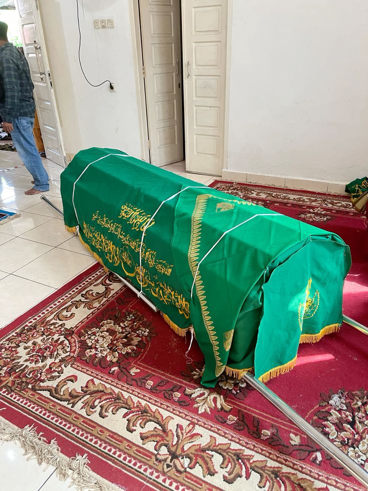 LoopPikiran's tweet photo. Kalian tau kasus abang ku yg meninggal karena ditabrak orang balap liar? Yes Jaksa nuntut 1 tahun penjara dan denda 5 ribu rupiah, data pelaku dipalsukan tahun lahir dan 1 huruf namanya dibedakan… gini banget jadi orang gak punya, keluarga pelaku 2 orang perwira polisi gimana kami gak curiga, soalnya ketika kami menuntut di jaksa soal data aslinya, jaksa cuman bilang tuntut di kepolisian 😭😭😭 kasihan kaka ku

cc eloardoaruan