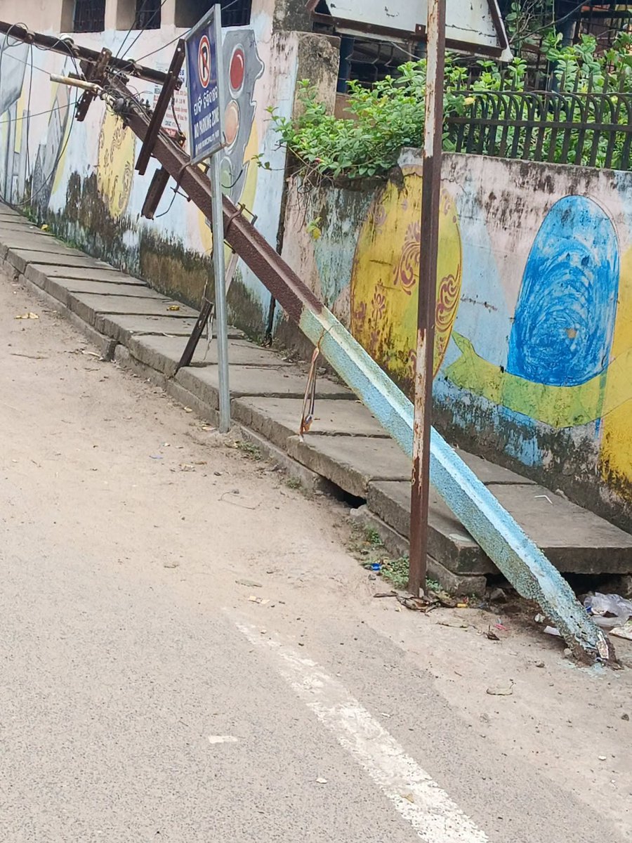 ManasKumar84's tweet photo. ୟେ ଦୃଶ୍ୟ ହେଉଛି ପୋଲିସ୍ ରିଜର୍ଭ ବାଟାଲିୟନ ସାମ୍ନା @TPCentralOdisha @EnergyOdisha @dm_puri @SPPuri1 @puriulb @PWD_Odisha https://t.co/H0PgmGYqob