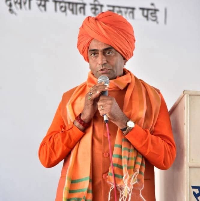 DS_Khimsar's tweet photo. शुभ जन्मदिवस...!

पोकरण विधायक, तारातरा मठ के मठाधीश परम पूज्य श्री श्री 1008 महंत प्रताप पुरी जी महाराज को जन्मदिवस की हार्दिक बधाई एवं शुभकामनाएं।

आपके आध्यात्मिक सान्निध्य व जनसेवा के प्रति समर्पण हम सभी के लिए प्रेरणा का स्रोत है। प्रभु श्री रामजी से प्रार्थना है कि आप सदैव स्वस्थ, सक्रिय एवं जनकल्याण के पथ पर निरंतर अग्रसर रहें।

आपका आशीर्वाद यूँ ही हम सभी पर बना रहे - ऐसी प्रभु से करबद्ध प्रार्थना है।

@PratapPuriJi