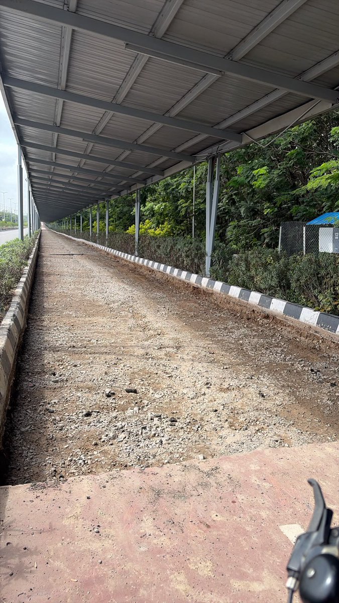 Ravi_1836's tweet photo. Thanks @HMDA_Gov @Kmv_Spaces for starting repairing Hyderabad Solar Cycling track 

#HyderabadCyclingTrack 

@RajaniAmisha @kaurlavpreet_ @rameshmasthi @SibanandPatro @GummallaSrijana @sekhar5505 @gsreecharan @A_Paria_97 https://t.co/fjgSNvhMWB