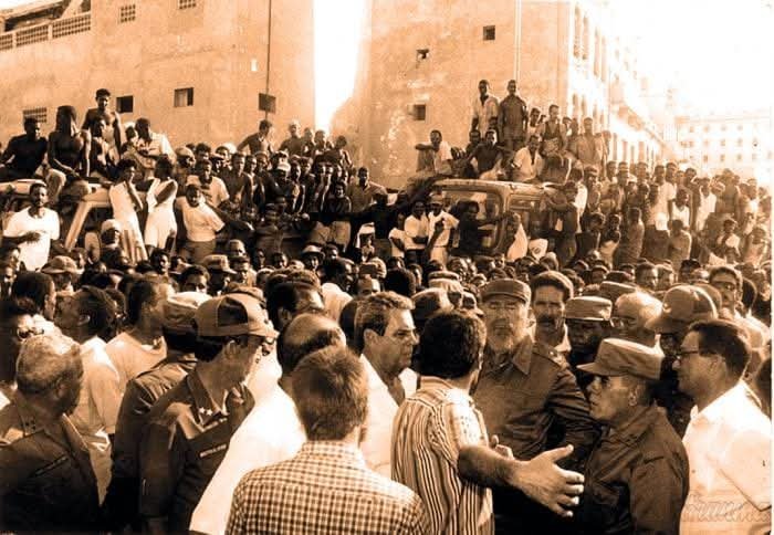 MeyvisEstevezE's tweet photo. El 5 de agosto de 1994, cuando llegó vestido de verde olivo, con la orden dada de que no se disparara ni un solo tiro, los manifestantes quedaron rendidos ante su estatura moral. Muchos de ellos también gritaron: "La calle es de #Fidel".

#100AñosConFidel #Cuba https://t.co/TPYd0VO1VM