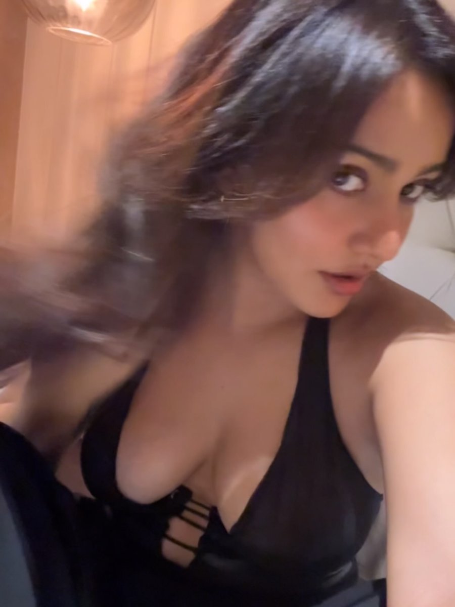 BolllyHolly's tweet photo. That gap uffff 🤤😋 : Neha Sharma https://t.co/jwt7dxTjVz