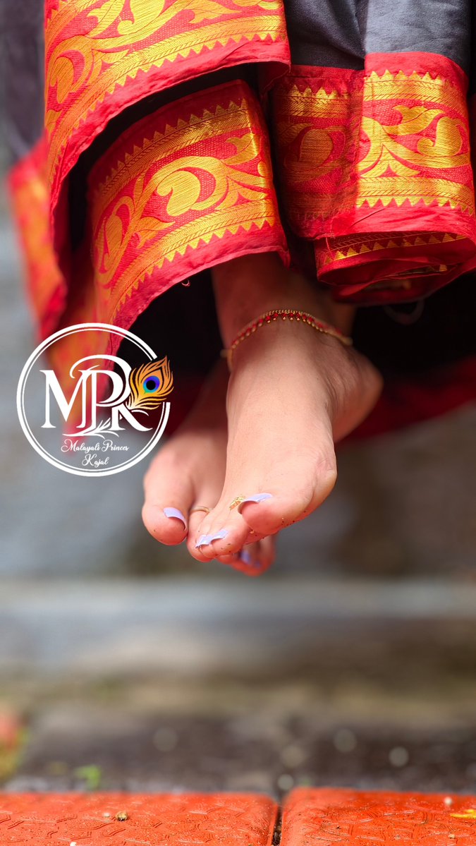 malayaliprinces's tweet photo. Traditional looks good on every step🌸#TraditionalWear #IndianTradition #EthnicFashion #SareeLove #GracefulSteps #HeritageStyle #DesiVibes #TraditionalAesthetics #EthnicWear #TimelessElegance https://t.co/BxcPqCtzIl