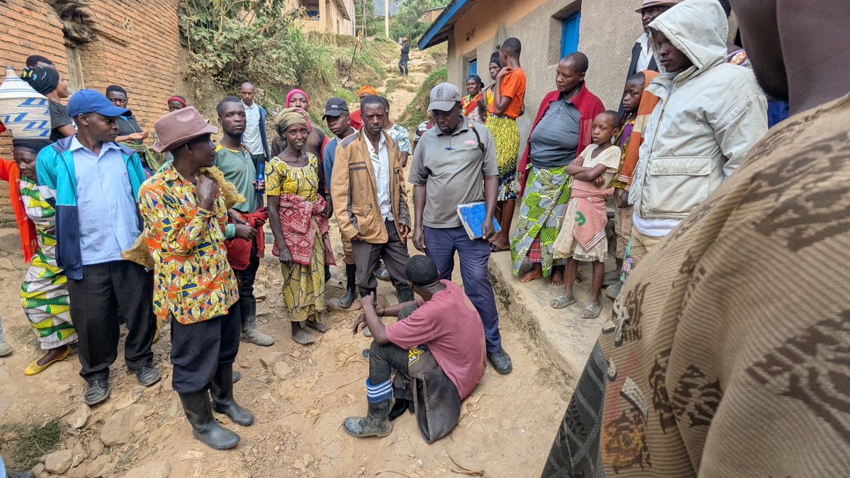 radioishingiro's tweet photo. Rulindo: Umugabo agiye kwicisha inkoni umugore batandukanye.
==========================
Uvugwa ni umugabo uzwi ku izina rya IKIBARUTA, utuye mu Karere ka @rulindodistrict , Umurenge wa #Kisaro mu Kagari ka #Kamushenyi mu Mudugudu witwa Amahoro, ugiye kwicisha inkoni umugore batandukanye bizwi.
Uyu mugabo watandukanye n'umugore we UWITONZE Seraphine, akomeje kumufuhira kuko iyo abonanye umugore we n'abandi bagabo amukubita nubwo batakibana, nk'uko yamukubise uyu munsi akamunoza, amusanze asangira n'undi mugabo inzoga.
Mu gahinda kenshi, umugore avuga ko nta gahunda afite yo gusubirana na IKIBARUTA kuko n'ubundi nta mutekano yazagirira iwe.
Bamwe mu baturanyi bemeza ko IKIBARUTA, gukubita uyu mugore yabigize akamenyero kuko n'aho amubonye haba kumanywa cyangwa nijoro amukubita kandi bizwi.
Ku ruhande rw'ubuyobozi, Umunyamabanga Nshingwabikorwa w'Umurenge wa Kisaro, UWAMAHORO Telesphole, yavuze ko bagiye gushyikiriza RIB IKIBARUTA, asaba na UWITONZE ukubitwa gutanga ikirego ariko akanivuza. @RwandaNorth @gahundemaurice @Jmukanyirigira