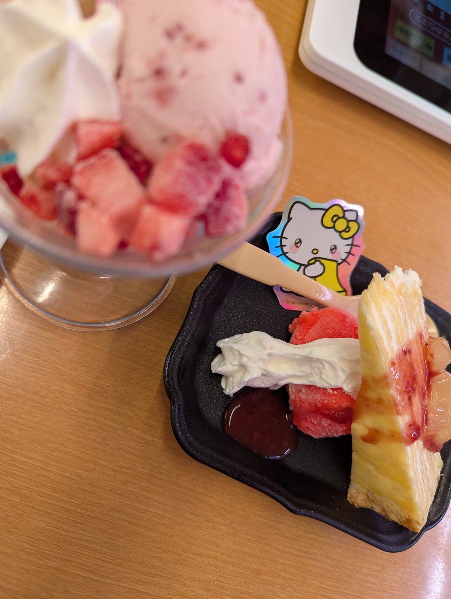 mohuta_n's tweet photo. スシロー続きスイーツ編
第一弾ステッカー付きりんごのミルクレープメルバ
赤いシャーベットりんご味？か分からないが独特w
キティちゃんそんな興味はないが、第二弾はなにかしらꉂ🤣𐤔

本日のおまかせパフェ
どんなのくるか分からないからわくわく(* ॑꒳ ॑*  )ついた途端ソーダかっ🫪てなった🟦 https://t.co/UEOakUSGEj