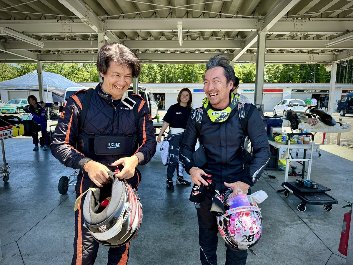 Mamo_photo's tweet photo. 昨日、私9年ぶりにゴーカートに乗って来ました。
サーキットはAPG。
小松さん、中野信治さん、坪井ご夫妻、佐藤こころ選手、家の奥様と豪華メンバー。
レーシングスーツが縮んでいて窮屈だった、ジョニーハーバートレプリカヘルメットも小さくなってたけど、あのね、カートは楽しい😊本当に楽しい😊
初めて走ったAPGとても難しいし、キツイけど、楽しい😀
暑かったけど、楽しい😀
こんなに楽しかったっけって感じで楽しい😀
また乗りに行きたい！