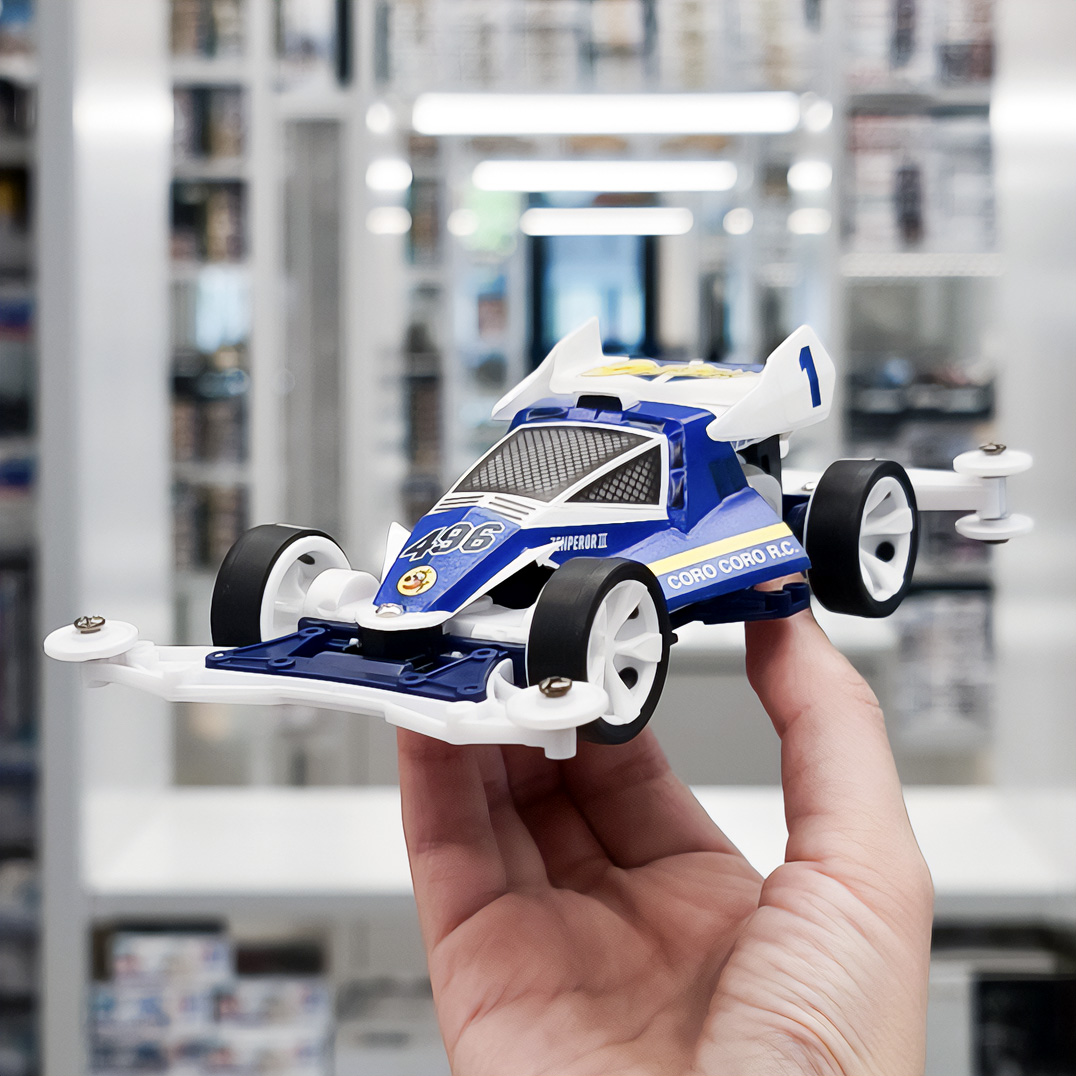 TAMIYA_TOKYO's tweet photo. 🆕《#tamiya_tokyo 新製品情報》
8月8日(土)ごろ発売『ゼンペラー3 ポリカボディスペシャル （VZシャーシ） -レーサーミニ四駆40周年記念-／￥1,650』

レーサーミニ四駆誕生40周年を記念して、“前ちゃん”こと前田靖幸氏が手がけたチューンナップモデル「前ペラーⅢ」をイメージしたスペシャルマシンが登場！

✅軽量なポリカーボネート製ボディ
✅レースで人気のVZシャーシ採用
✅ダークブルーのシャーシ
✅パールホワイトのAパーツ
✅スーパーハード小径ローハイトオフセットトレッドタイヤを標準装備
✅前ペラーⅢをオマージュしたマーキング
✅前ちゃんによるオリジナルマシン解説付
✅全長158mm

1989年当時の「前ペラーⅢ」の魅力を受け継ぎ、実戦向けの仕様に仕上げた40周年記念モデルです。

レジ前ショーケースでは完成品も展示中。ぜひご覧ください😊

—————————————————

📢《開催中｜夏休み特別企画》
『絵本作家・黒川みつひろ 恐竜ワールド』を開催中🦖

迫力あふれる恐竜絵本の原画展をはじめ、黒川みつひろ先生の絵本や関連アイテムの特別販売を実施しています。

✅黒川みつひろ恐竜絵本原画展
✅絵本・関連アイテム特別販売
✅夏休みにぴったりの恐竜の世界を体験🦕

ぜひこの機会に、TAMIYA TOKYOへお越しください！

📅開催期間：9月13日(日)まで