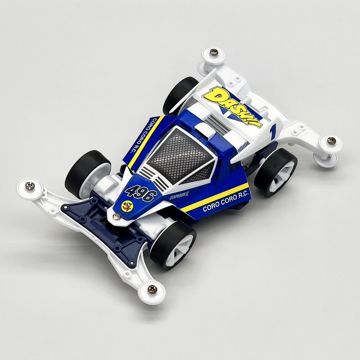 TAMIYA_TOKYO's tweet photo. 🆕《#tamiya_tokyo 新製品情報》
8月8日(土)ごろ発売『ゼンペラー3 ポリカボディスペシャル （VZシャーシ） -レーサーミニ四駆40周年記念-／￥1,650』

レーサーミニ四駆誕生40周年を記念して、“前ちゃん”こと前田靖幸氏が手がけたチューンナップモデル「前ペラーⅢ」をイメージしたスペシャルマシンが登場！

✅軽量なポリカーボネート製ボディ
✅レースで人気のVZシャーシ採用
✅ダークブルーのシャーシ
✅パールホワイトのAパーツ
✅スーパーハード小径ローハイトオフセットトレッドタイヤを標準装備
✅前ペラーⅢをオマージュしたマーキング
✅前ちゃんによるオリジナルマシン解説付
✅全長158mm

1989年当時の「前ペラーⅢ」の魅力を受け継ぎ、実戦向けの仕様に仕上げた40周年記念モデルです。

レジ前ショーケースでは完成品も展示中。ぜひご覧ください😊

—————————————————

📢《開催中｜夏休み特別企画》
『絵本作家・黒川みつひろ 恐竜ワールド』を開催中🦖

迫力あふれる恐竜絵本の原画展をはじめ、黒川みつひろ先生の絵本や関連アイテムの特別販売を実施しています。

✅黒川みつひろ恐竜絵本原画展
✅絵本・関連アイテム特別販売
✅夏休みにぴったりの恐竜の世界を体験🦕

ぜひこの機会に、TAMIYA TOKYOへお越しください！

📅開催期間：9月13日(日)まで