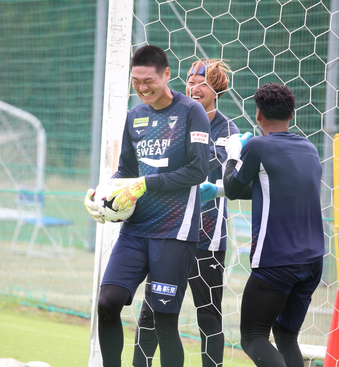 sukidesuvortis's tweet photo. 昨日の公開練習⚽️
いつもの暑さより少し気温低め？
それでも練習中にはお日様が出てきて
暑い練習の中選手、スタッフの皆さんは
札幌戦に向けて練習頑張っていました！

アップで見られたキーパー陣の笑顔😄
カンくんが顔をくしゃくしゃにして
楽しそうに先輩たちと笑っていました🤭
チームに馴染んで打ち解けている姿に
すごく嬉しくなりました✨
素敵な先輩やコーチがいて
とても心強いですね😄
応援しています📣

#徳島ヴォルティス
#vortis