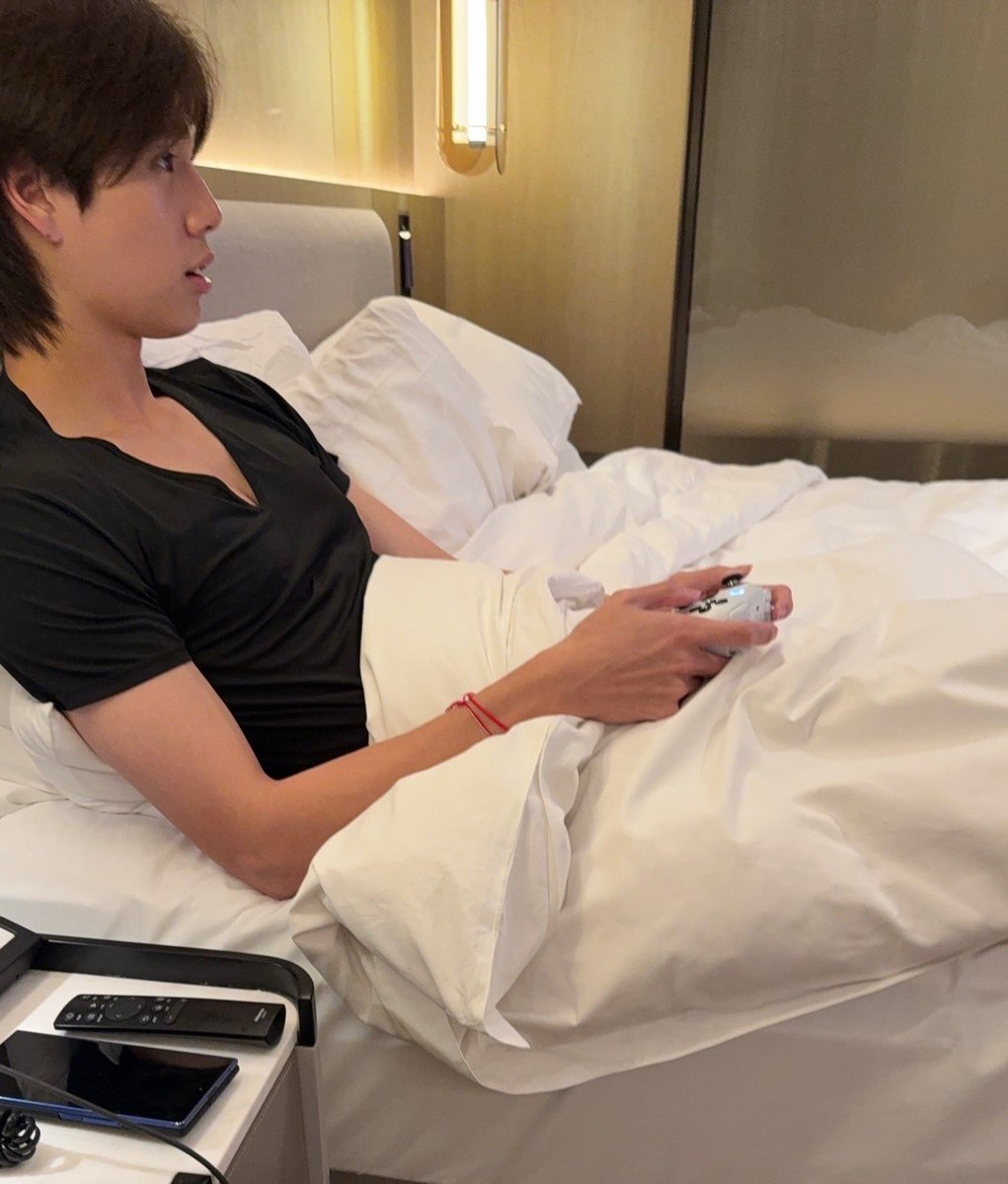 MsAi_PPW's tweet photo. now imagine with me that after Pond snapped this pic, he straightaway lied down beside Phu, hugged his waist, put his head on his chest, asked to be spoiled a bit and Phu who already used to this situation just put his hand around Pond, continued to play the game 🤭🤭

//ok bye https://t.co/SXfV67CcxU