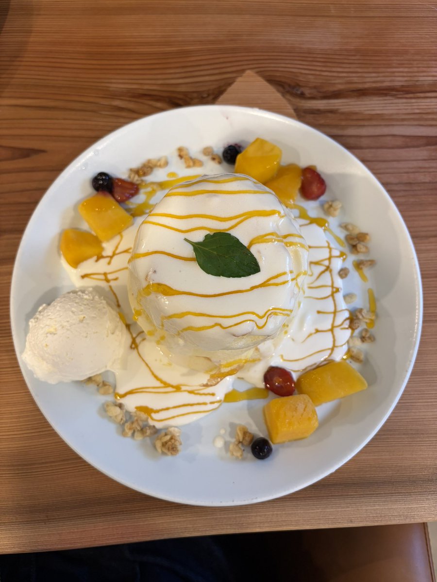 Ryouma_Kanda's tweet photo. 🍉予約状況🍉
5(水)…4麻ルーム…18:00〜🈳
　　　3麻ルーム🈳

6(木)…4麻ルーム…〜18:00まで🈳
　　　3麻ルーム🈳

7(金)…どちらも🈳‼️

店内涼しくしてお待ちしてます🎐
【神田店】📞0362068899

写真は龍馬くんと関係ありません
女子的な物食べてきました
美味しかったです https://t.co/HWmRiSgblu