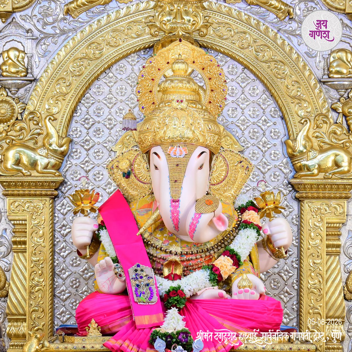 DagdushethG's tweet photo. गुरुर ब्रह्मा, गुरुर विष्णु, गुरुर देवो महेश्वरः|
गुरु साक्षात परब्रह्म, तस्मै श्री गुरवे नमः||
.
.
.
.
.
.
.
.
#dagdushethganpati #shrimant #dagdusheth #bappa #pune https://t.co/WEKIRmCRuC
