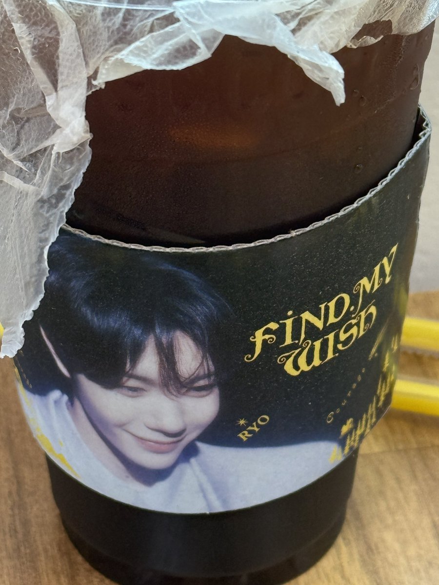 _oseansea's tweet photo. 나에게 행복이란.. 메가커피..? 료둥이💛 https://t.co/RUgCpdO2qa