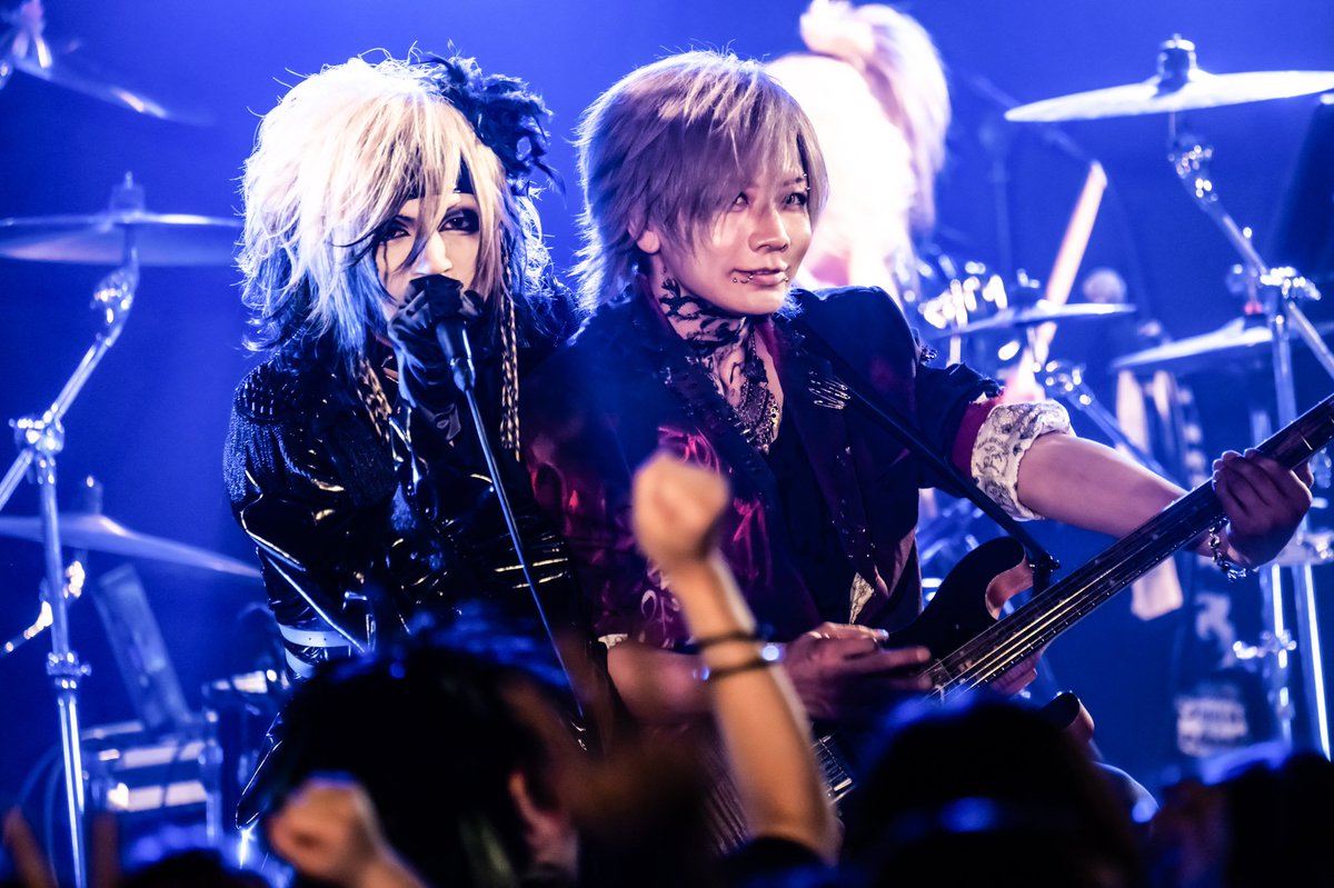 s_rasetsu_sai's tweet photo. 改めてSCREW和己さん。
お誕生日おめでとうございます🎉

今回の素晴らしいイベントのオファーをして頂けた事で一生の思い出を作る事が出来ました。

本当にありがとうございます。

LIVEでは和己さんへのサプライズBIRTHDAYもお祝いさせて頂く事が出来ましたし、隣で演奏している和己さんの姿を見ては、めちゃくちゃかっこいいな！

っと思いながらDEEP SIXをリスペクトを持ち、魂を込めて歌わせて頂く事が出来ました。

SCREW、最高です。

今後のご活躍も陰ながらではありますが、心より応援しております。

砦-SAI-

📷━📸━📷━📸━📷━📸
Photo : @Sanaharukawa
📷━📸━📷━📸━📷━📸