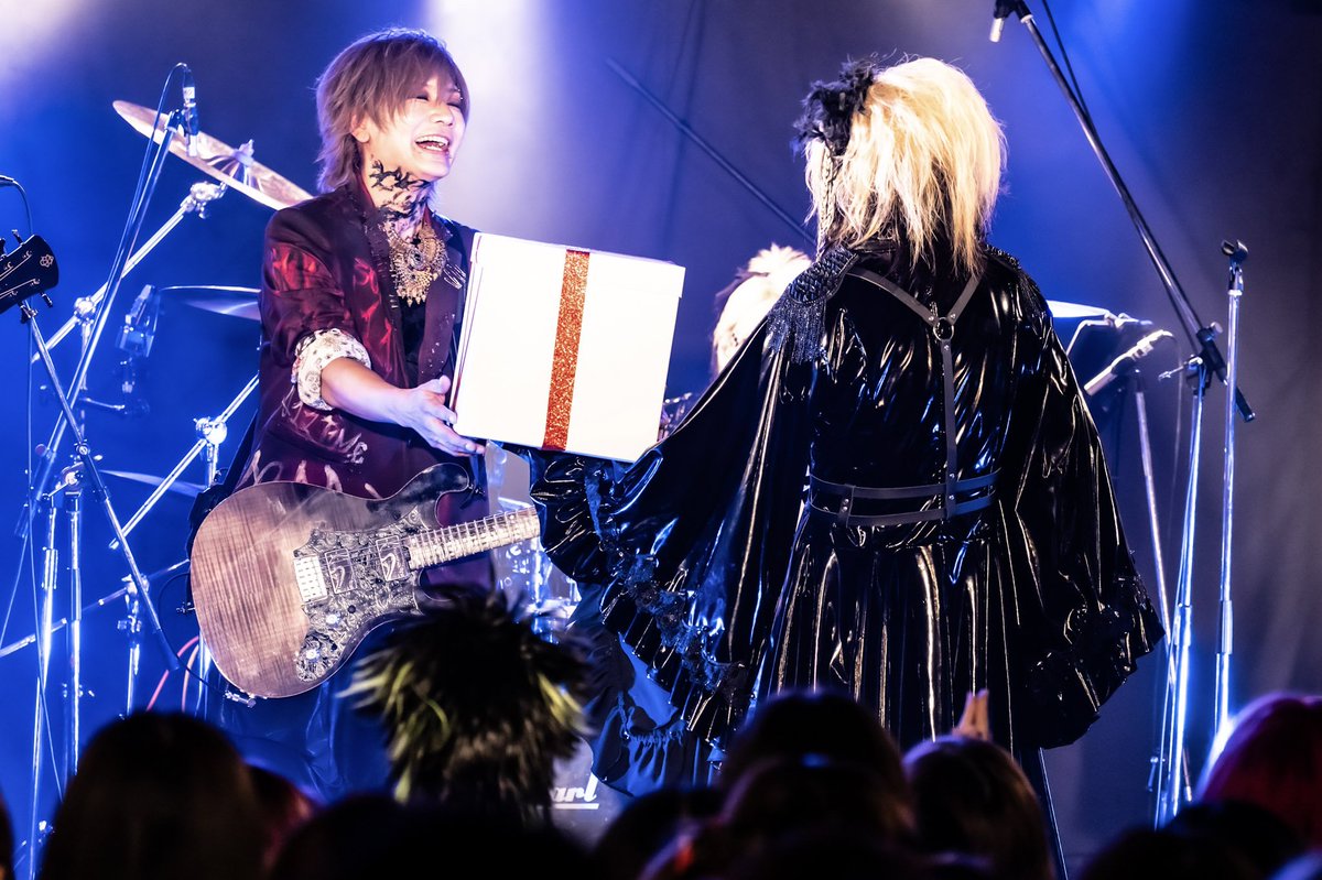 s_rasetsu_sai's tweet photo. 改めてSCREW和己さん。
お誕生日おめでとうございます🎉

今回の素晴らしいイベントのオファーをして頂けた事で一生の思い出を作る事が出来ました。

本当にありがとうございます。

LIVEでは和己さんへのサプライズBIRTHDAYもお祝いさせて頂く事が出来ましたし、隣で演奏している和己さんの姿を見ては、めちゃくちゃかっこいいな！

っと思いながらDEEP SIXをリスペクトを持ち、魂を込めて歌わせて頂く事が出来ました。

SCREW、最高です。

今後のご活躍も陰ながらではありますが、心より応援しております。

砦-SAI-

📷━📸━📷━📸━📷━📸
Photo : @Sanaharukawa
📷━📸━📷━📸━📷━📸