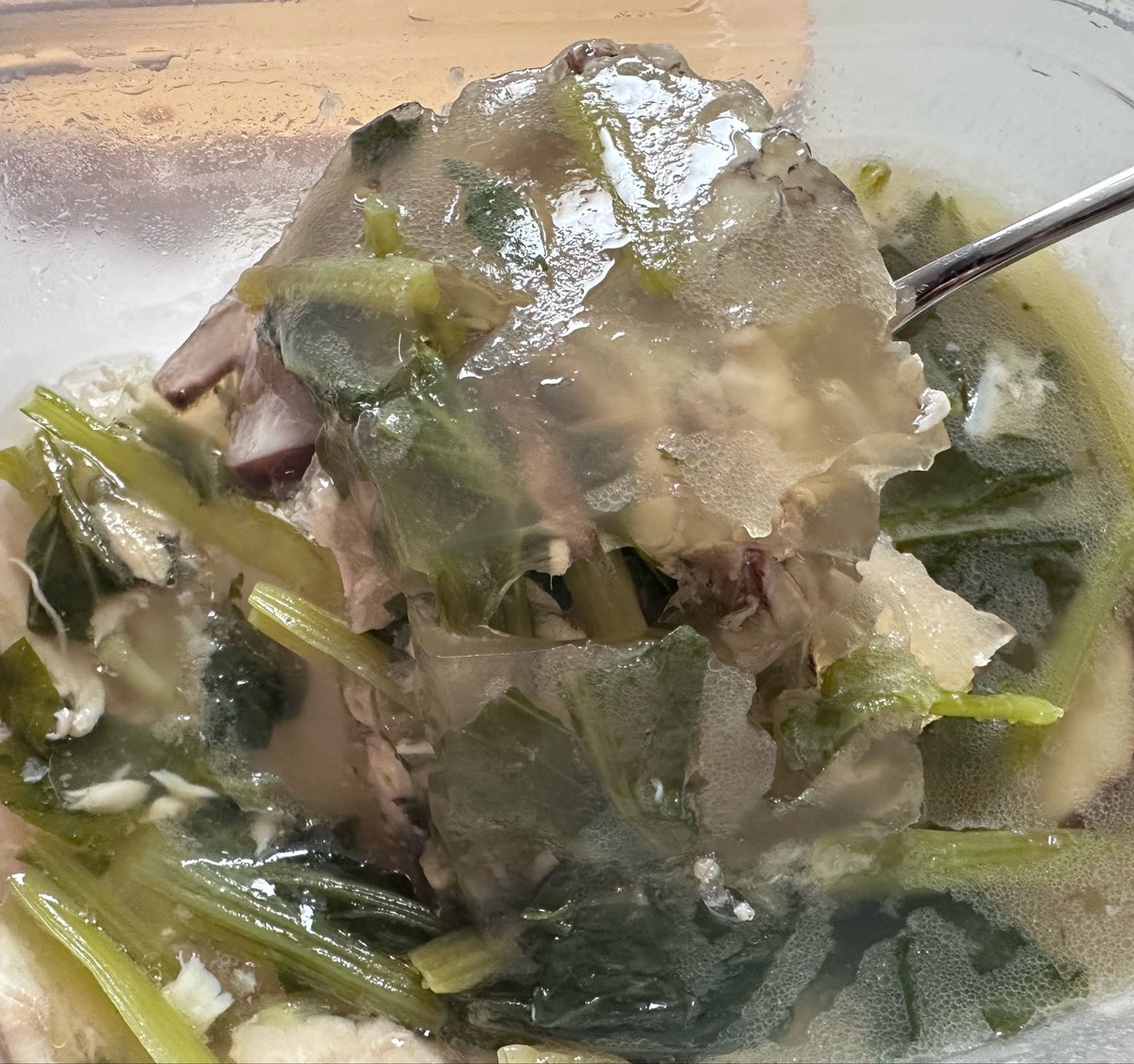 LeapEve's tweet photo. まるまる一尾いただくときは、3枚おろしの骨の部分をグリルで焼いてから出汁を取って鯛の骨だらけのお吸い物を作る。骨がすごいので家族からは喜ばれない。したがってすぐは食べ切れないけれど、翌日にはぶるんぶるんでコラーゲンやばい。骨を全て取り除いて雑炊にする幸せ。 https://t.co/QXK7vdDbD3