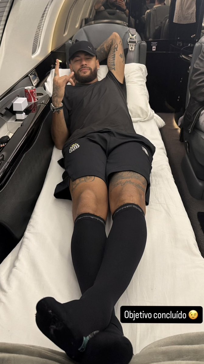 kabiscoiteira's tweet photo. Neymar em um dia: arrecadou milhões para o Instituto NJ, jogou poker, tomou whisky com energético, virou a madrugada no CS, pegou o jatinho, foi ao jogo e deu a assistência da classificação do Santos. Ainda rendeu assunto para o Craque Neto comentar amanhã. https://t.co/hEyl5KxqgH