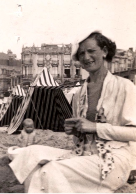 AuschwitzMuseum's tweet photo. 5 August 1928 | A French Jewish girl, Bella Rubin, was born in Paris.

She arrived at #Auschwitz on 19 July 1942 in a transport of 1,000 Jews deported from Drancy together white her mother Marta and a younger sister Micheline. They were all murdered in a gas chamber. https://t.co/PiqYL3nVfa