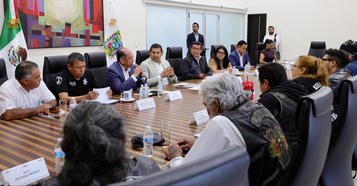 armentapuebla_'s tweet photo. Luego de la reunión con integrantes del Movimiento Motociclista del Estado de Puebla y el presidente del @CongresoPue, @SoyPavelGaspar, acordamos iniciar mesas de trabajo para analizar, jurídica y operativamente, la Ley de Movilidad y Seguridad Vial, con el objetivo de construir acuerdos que beneficien a todas y todos. 🤝🏼