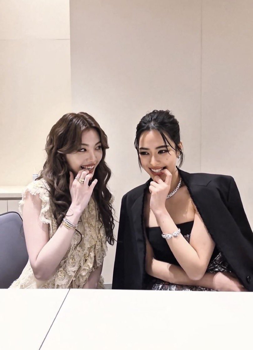 KwongKwong22_6's tweet photo. T đợi cái ngày này lâu lắm rồi 🤣 Weibo đừng tách ghế OTP nha cở này Tí nhà em cần danh phận lắm rồi em không chắc Tí sẽ làm những gì đâu🤭

#LingOrm #หลิงออม https://t.co/LC9da9LoFe
