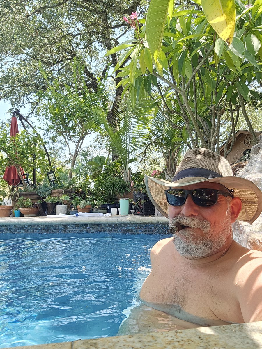 ridge_laurel's tweet photo. @dxcovenant So a 56 year-old man here. Living a great life. I was fortunate enough. To date an older gentleman when I was in my early 20s that helped me to find my way in life. The understanding the caring and the guidance that he shared helped shape the man I am today. https://t.co/P40dzH3W3u