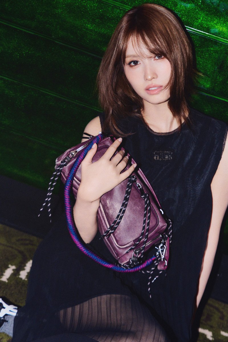voguejp's tweet photo. TWICE モモ── 『頑張ってでも楽しもう』って出掛けていくうちにポジティブになれるhttps://t.co/MS1jCrhA9j

#PR https://t.co/h1V3WZSnE0