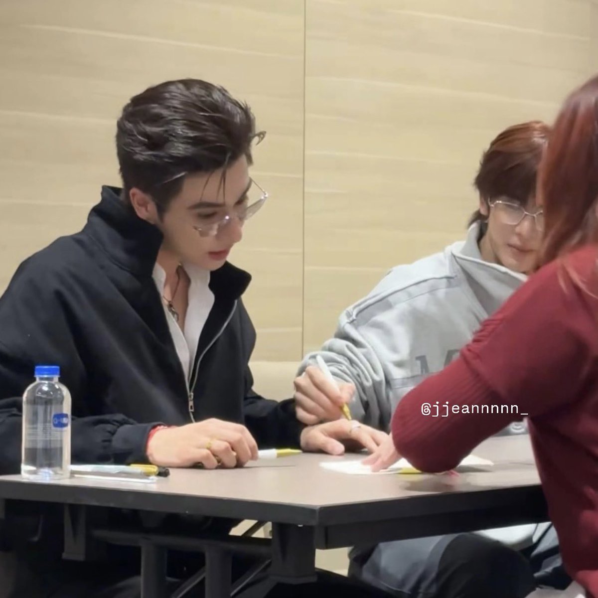 butterandtears's tweet photo. เข้าใจคุนเพิ้ดทุกอย่าง แฟนเด็กมันน่ารักเราก็อยากอวด ยอมพี่เลยว่ะ น้องต้าแกล้งเซ็นมือฮี ฮีไม่ล้างออก มานั่งถ่ายรูปในรถโชว์มือให้เห็นไปเลยว่าแฟนเด็กแสดงความเป็นเจ้าของ https://t.co/RVJbhjgm6F