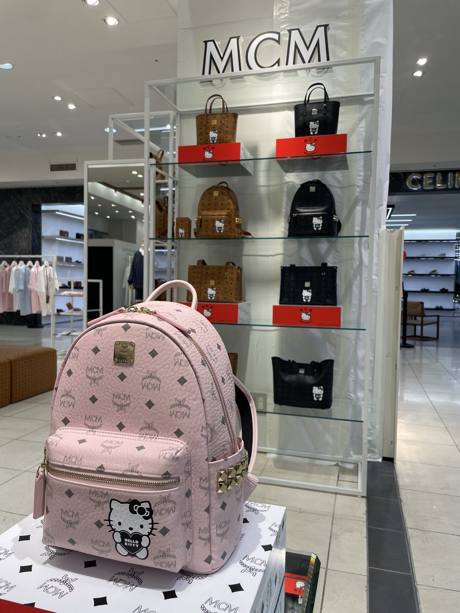 JAPAN_MCM's tweet photo. 松坂屋名古屋店の北館1階 イベントスペースに、MCMポップアップストアを8月5日(水)から8月25日(火)まで期間限定ポップアップストアをオープンします！「MCM × HELLO KITTY」カプセルコレクション第2弾も取り扱っております。
 
MCM(エムシーエム期間限定ショップ
■8月5日(水)～8月25日(火)
■北館1階 イベントスペース
■営業時間：10:00～20:00
 
詳しくは以下ホームページをご確認ください。
https://t.co/EB1kMSCp8K
 
#MCMJAPAN #POPUP #松坂屋名古屋店 #ハローキティ #HELLOKITTY #コラボ