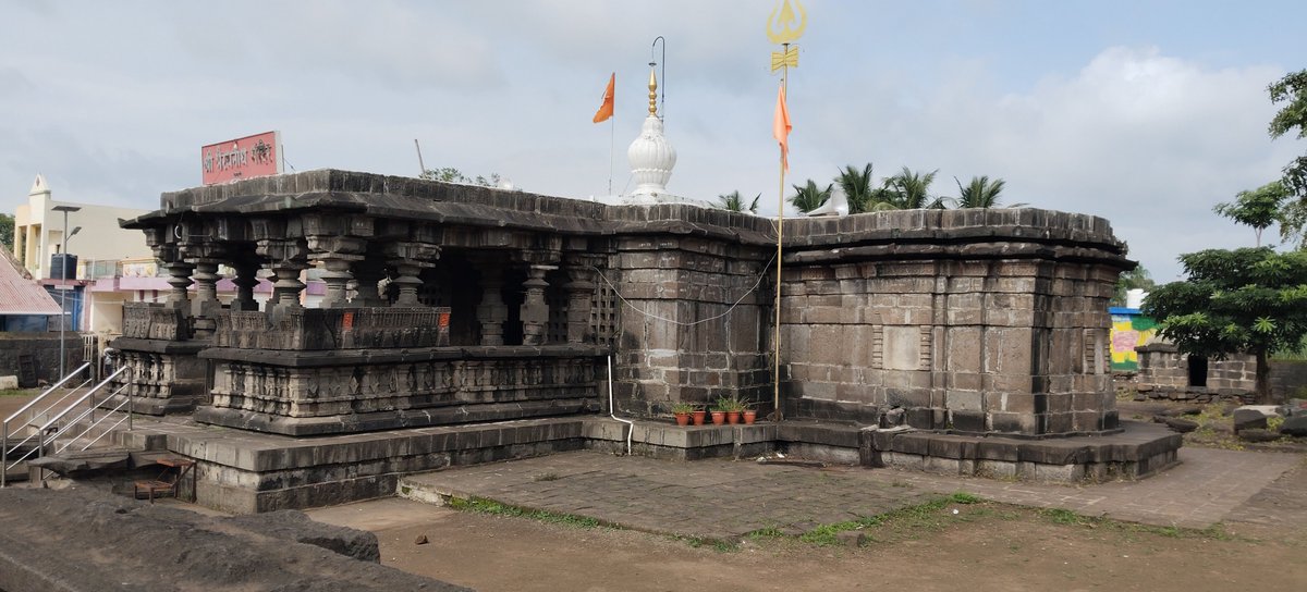 KishorWadk12676's tweet photo. वाई प्रांतात असल्यावर हे मंदिर चुकवू नये.. गाव किकली.भुईंज साखर कारखान्याजवळ. माजी खासदार गजानन बाबर यांच हे गाव.खूप साऱ्या विरगळी पण आहेत इथे. शांत सुंदर निसगरम्य परिसर
#templearchitecture #losttemples #hiddengem #bhairavnathtemple #satara #wai https://t.co/SY2ocZY60l