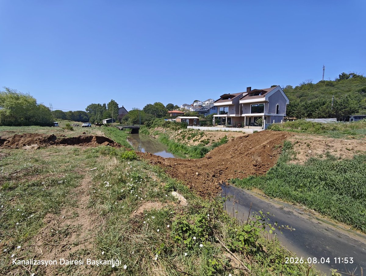 iski_kanal's tweet photo. 📍 Sarıyer | Kilyos Deresi

Kanalizasyon Dairesi Başkanlığımız tarafından Sarıyer İlçesi Kumköy Mahallesi'nde bulunan Kilyos Deresi'nde idare imkânlarıyla dere temizlik çalışmaları sürdürülmektedir.

Çalışmalar kapsamında dere yatağında zamanla biriken teressubat ve akışı olumsuz etkileyen birikintiler temizlenerek dere kesitinin hidrolik kapasitesi korunmakta, suyun güvenli şekilde akışı sağlanmakta ve yağışlı dönemlerde oluşabilecek taşkın risklerinin azaltılmasına katkı sunulmaktadır.

Güçlü altyapı, güçlü İstanbul.

#İSKİ #KanalizasyonDairesi #Sarıyer #Kumköy #KilyosDeresi #DereTemizliği #TaşkınKontrolü #İstanbul