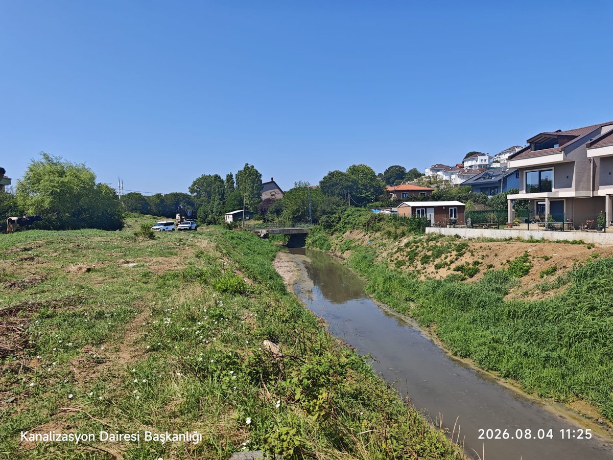 iski_kanal's tweet photo. 📍 Sarıyer | Kilyos Deresi

Kanalizasyon Dairesi Başkanlığımız tarafından Sarıyer İlçesi Kumköy Mahallesi'nde bulunan Kilyos Deresi'nde idare imkânlarıyla dere temizlik çalışmaları sürdürülmektedir.

Çalışmalar kapsamında dere yatağında zamanla biriken teressubat ve akışı olumsuz etkileyen birikintiler temizlenerek dere kesitinin hidrolik kapasitesi korunmakta, suyun güvenli şekilde akışı sağlanmakta ve yağışlı dönemlerde oluşabilecek taşkın risklerinin azaltılmasına katkı sunulmaktadır.

Güçlü altyapı, güçlü İstanbul.

#İSKİ #KanalizasyonDairesi #Sarıyer #Kumköy #KilyosDeresi #DereTemizliği #TaşkınKontrolü #İstanbul