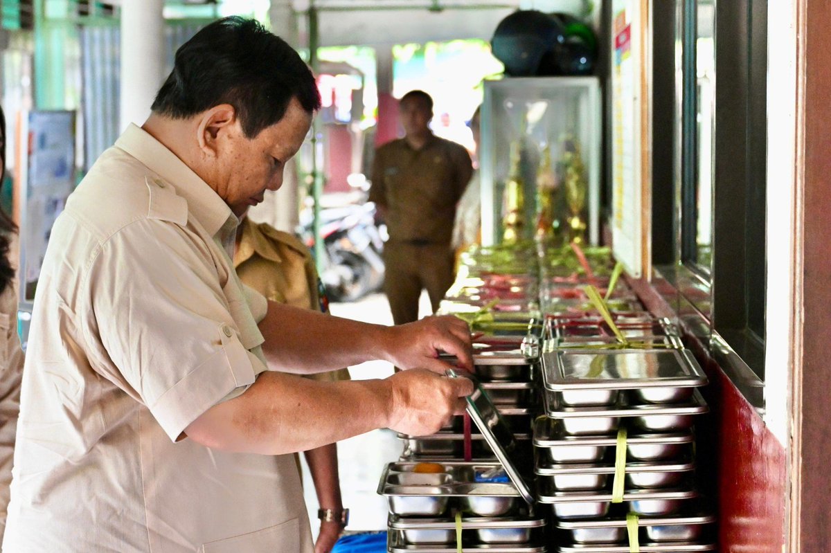 indepenSumatera's tweet photo. AWAK DUKUNG MBG DAN KOPDES 1000%

Setengah tahun awak merenung & bedah data cuma buat nyari tahu gimana caranya Indonesia bisa beneran maju & gak Java-centric. 

Jawabannya cuma satu: Program Prabowo HARUS dijalanin dan didukung habis-habisan.

Buat yang masih skeptis & mikir awak cuma gimik, awak bakal beberin alasannya satu per satu di bawah. 

Jawabnya simpel cuma 1 KATA + 1 GAMBAR yang bakal ngebantai semua keraguan kalian terhadap awak

Simak thread ini sampai habis kalau kalian berani buka mata!