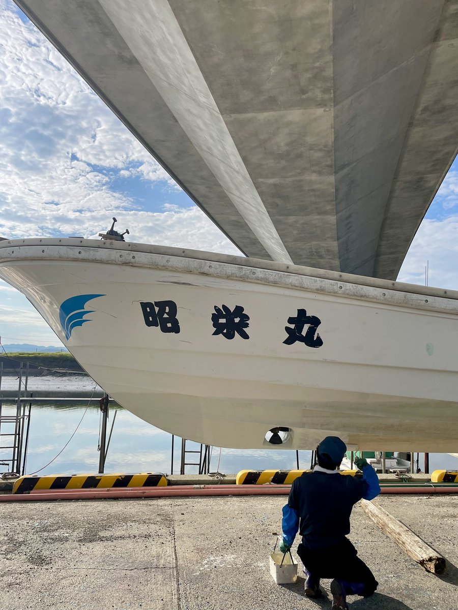 googoobird's tweet photo. 1号艇の船底を塗り終えた。メンテナンスが終わった後、盆明けに船を下ろす予定。 https://t.co/Qm4qKUxqyN