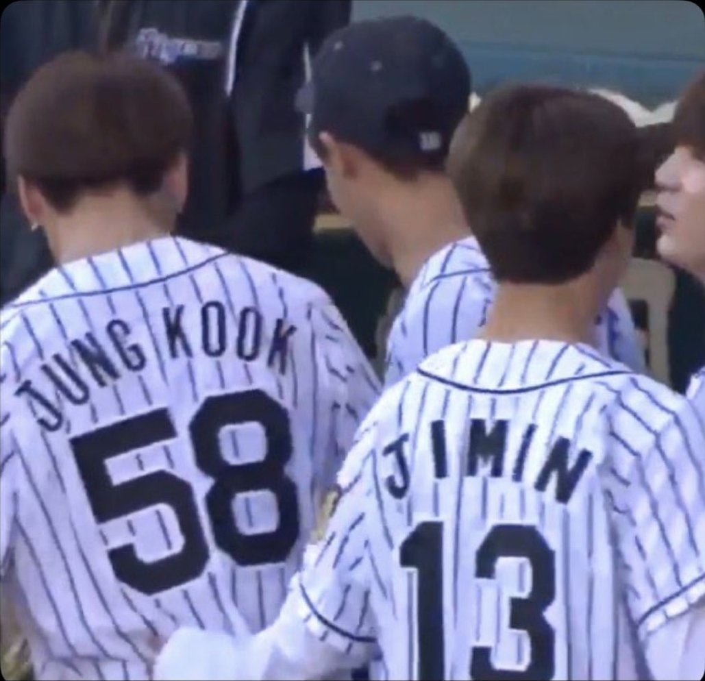 km_iwdrl99's tweet photo. 우연인가? 
하필이면 왜?5 .8

해외 분들도 많아서 조금 더 
쉽게 설명하자면

ㅡ전봇대가 있고 전선줄이 있다

ㅡ가운데 여러 전선줄과 이어져있는 두 그룹이 보인다

ㅡ2개의 전선 그룹안에 5개의 전선애자가 있음(5)

ㅡ2개의 전선 그룹은 총 8개의 전선줄로 되어있음~ 
(2×4=8)

즉 이 전선 안에도 🐰를 상징하는 5와 8의 숫자가 있고

5+8= 13
즉 🐥를 상징하는 숫자 13이 되기도 한다는것~ 

즉 , 단순한 전선 안에도 5,8,13 상징적 숫자가 보인다는것~

최근 🐰의 인스타스토리의 이미지에서도 그는 5,8 숫자가 보이게 장치했었음

이미지 속 전봇대와 전선에서도 🐥🐰의 느낌이 난다는것~^^