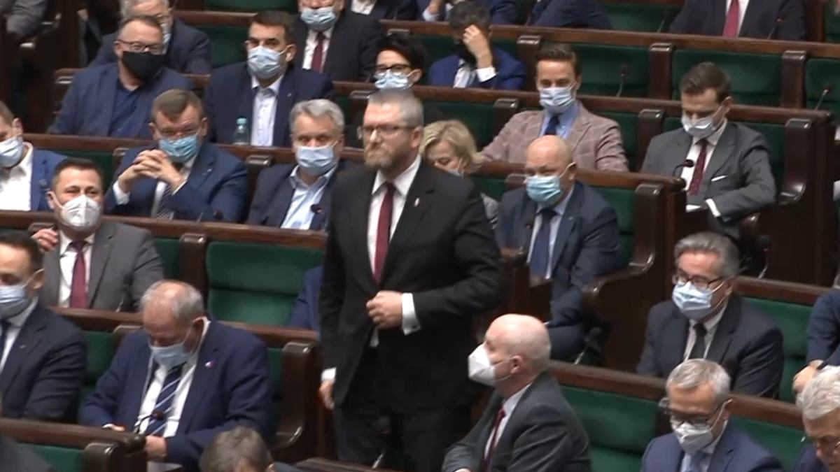 KonradNiznik_'s tweet photo. To jest najważniejsze ujęcie w 3 dekadzie XXIw. To zdjęcie mówi wszystko. Jeden przeciw wszystkim. Miał odwagę i się nie pomylił. Mimo poniżania, restrykcji finansowych i blokowania zawsze po właściwej stronie. https://t.co/uD2GD6a4ui